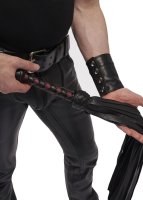 Preview: Lederflogger Impact – Handhabung mit ausgebreiteten Riemen