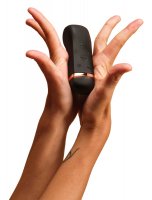 Preview: The Oh! Smart Vibrator schwarz – Größenansicht zwischen den Händen